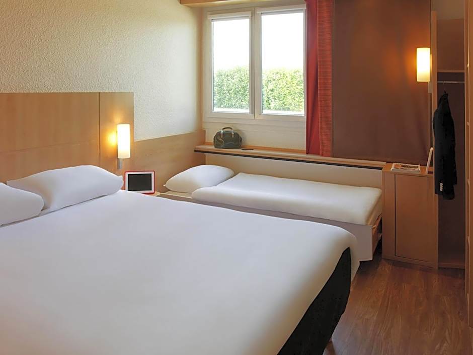 Photo 1 of 6 of Standard Room with One Double Bed and One Single Bed (for one kid up to 12 year old)