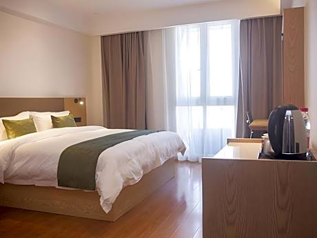 Hotel Queen Room