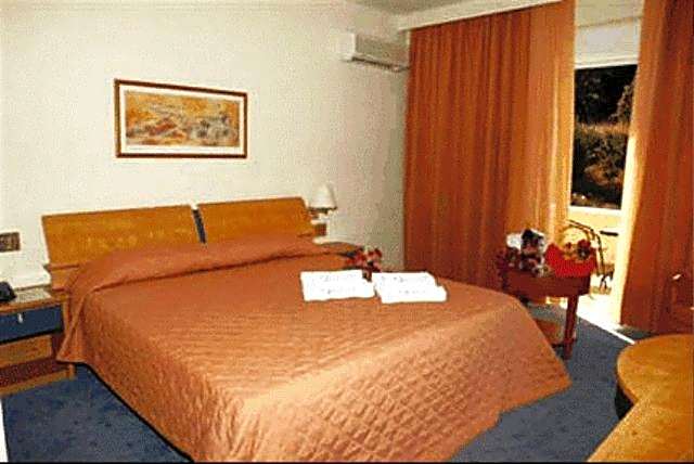 Crithoni's Paradise Hotel