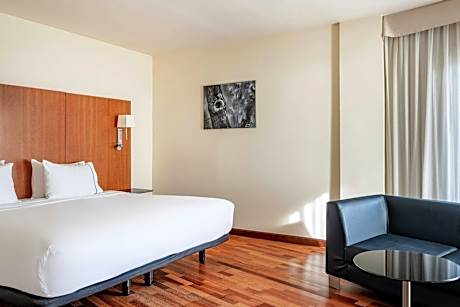 Superior King Guest Room with One King Bed and Sea View