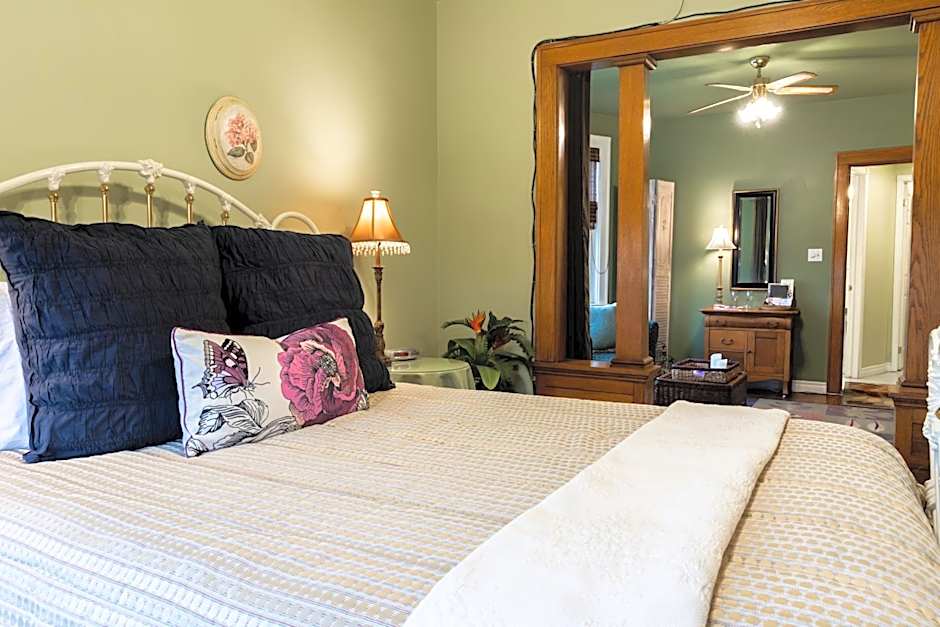 Photo 1 of 5 of Deluxe Studio 1 Queen Bed