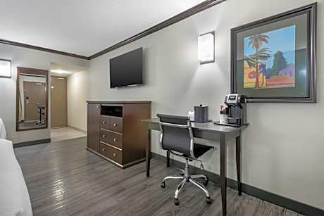 Accessible  2 QueenMobility Access Walk In Shower, Microwave And Refrigerator, Wi-Fi, NonSmoking