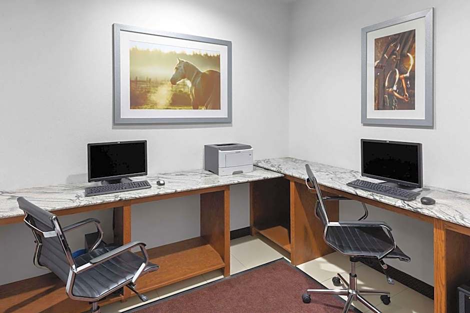 Days Inn & Suites by Wyndham Lubbock Medical Center