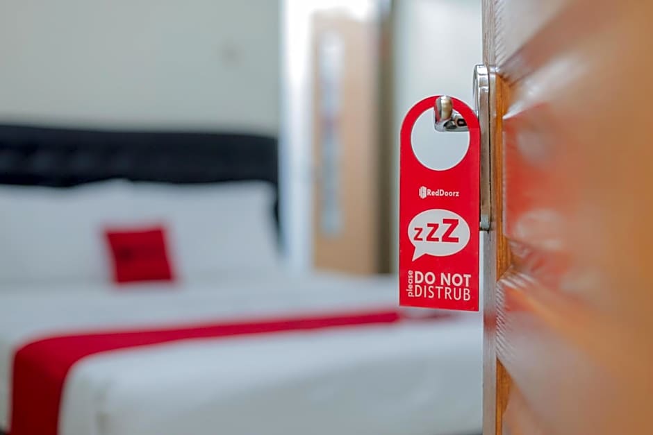 RedDoorz at WR Supratman Batu