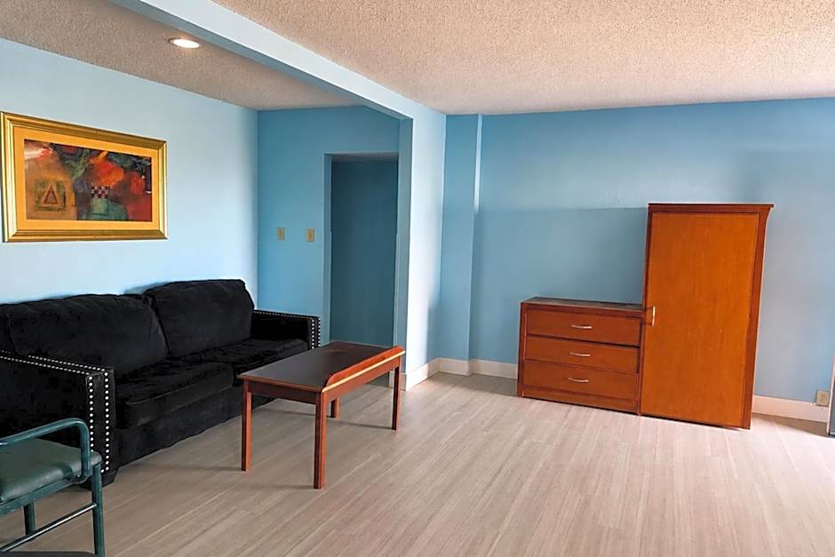 Blue Way Inn & Suites Wichita East