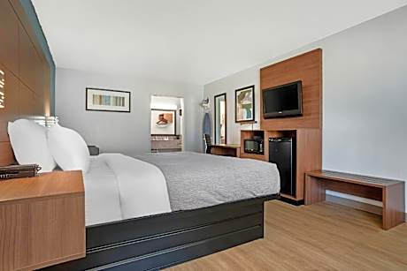 1 King Bed, Nonsmoking