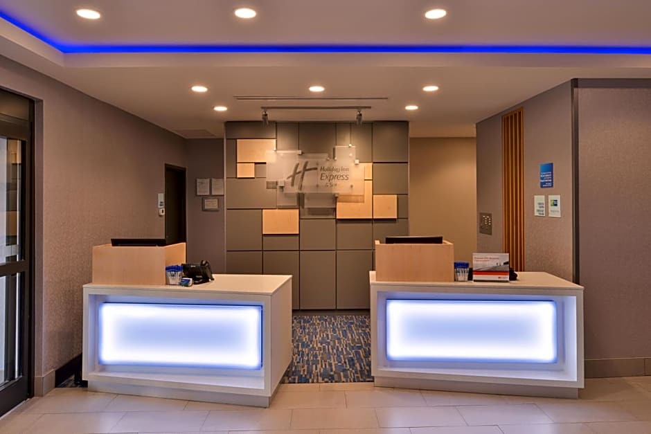 Holiday Inn Express & Suites Bryant West