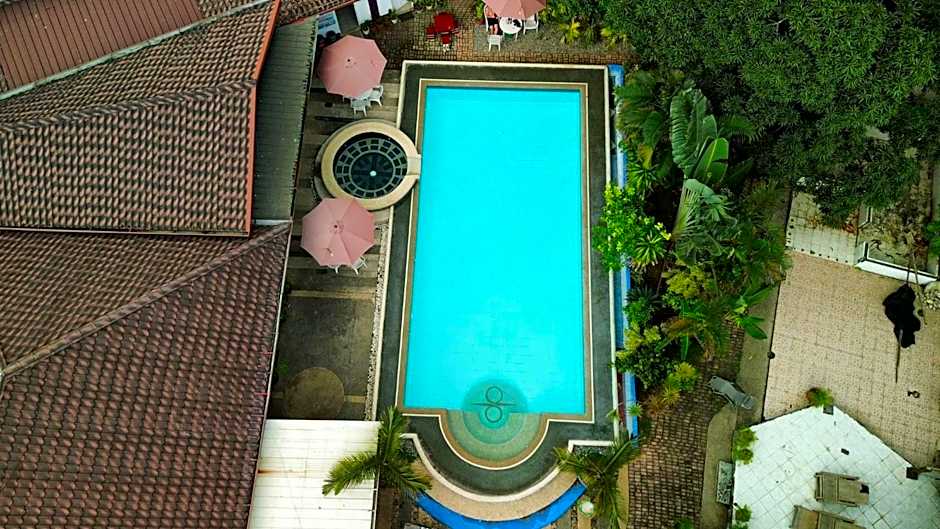 Ice Bear Bar & Tourist Inn