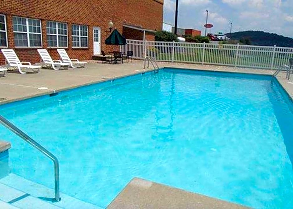 Comfort Inn & Suites Raphine - Lexington near I-81 and I-64