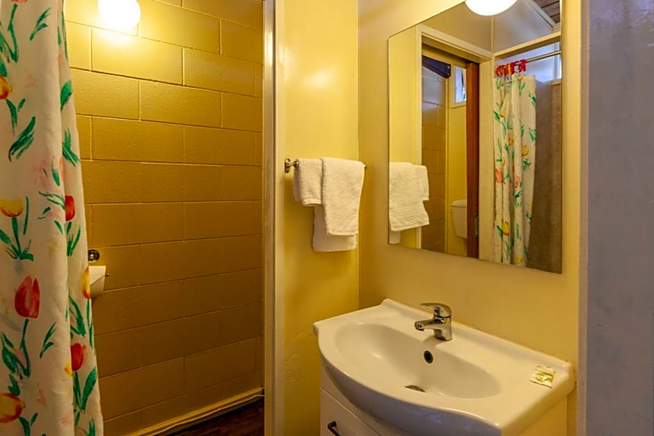 Aaryn Court Motel