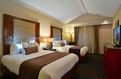 Suite with One King Bed and Two Queen Beds