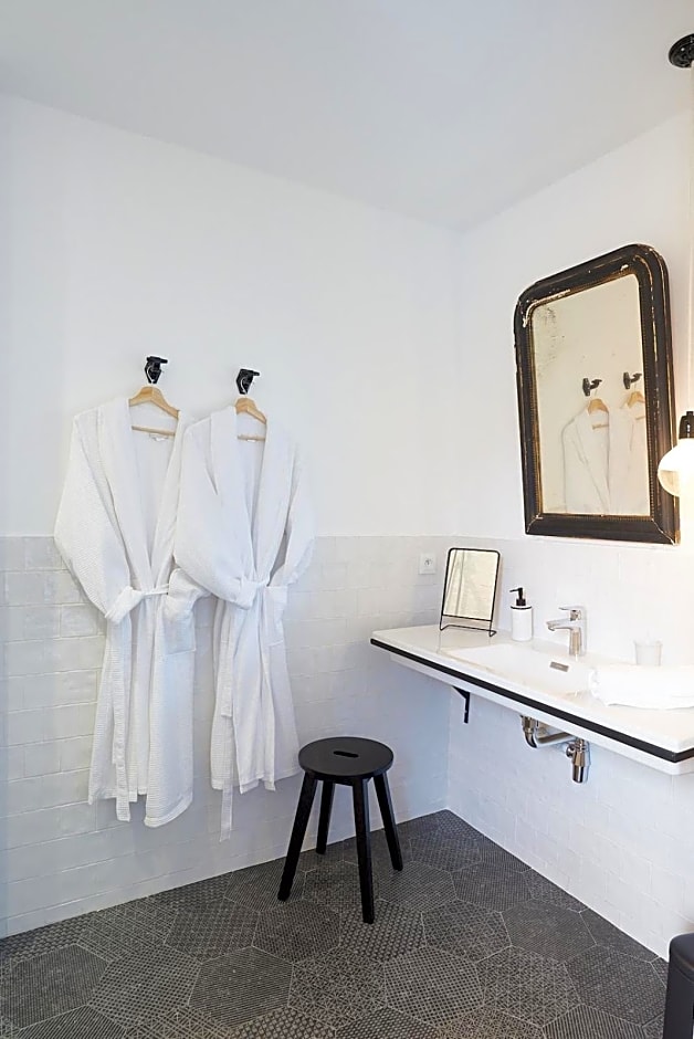 Maison 1634 - Parking, petit-dejeuner compris, proche centre, climatisation, piscine