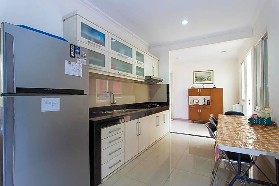 RedDoorz Plus near Siloam Karawaci