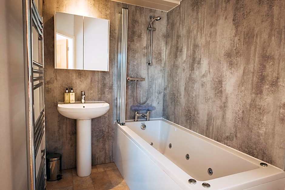 Herons Lake Retreat Hot Tub Lodges