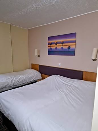 Family Room (2 Adults + 2 Children)