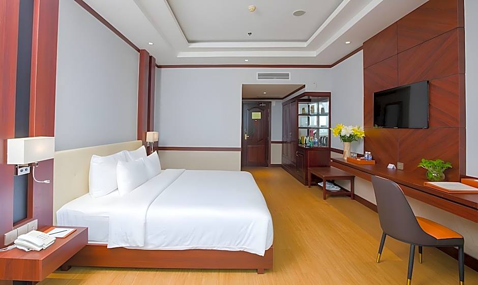 Van Phat Riverside Hotel