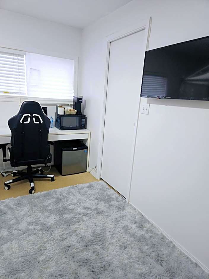 Charming Room With Attached Private Bath in the Heart of Vancouver! Private parking, Self Check-in & Just 4 mins to Metrotown!