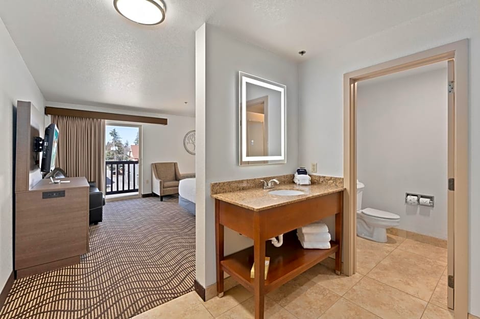 Cedar Street Hotel & Suites