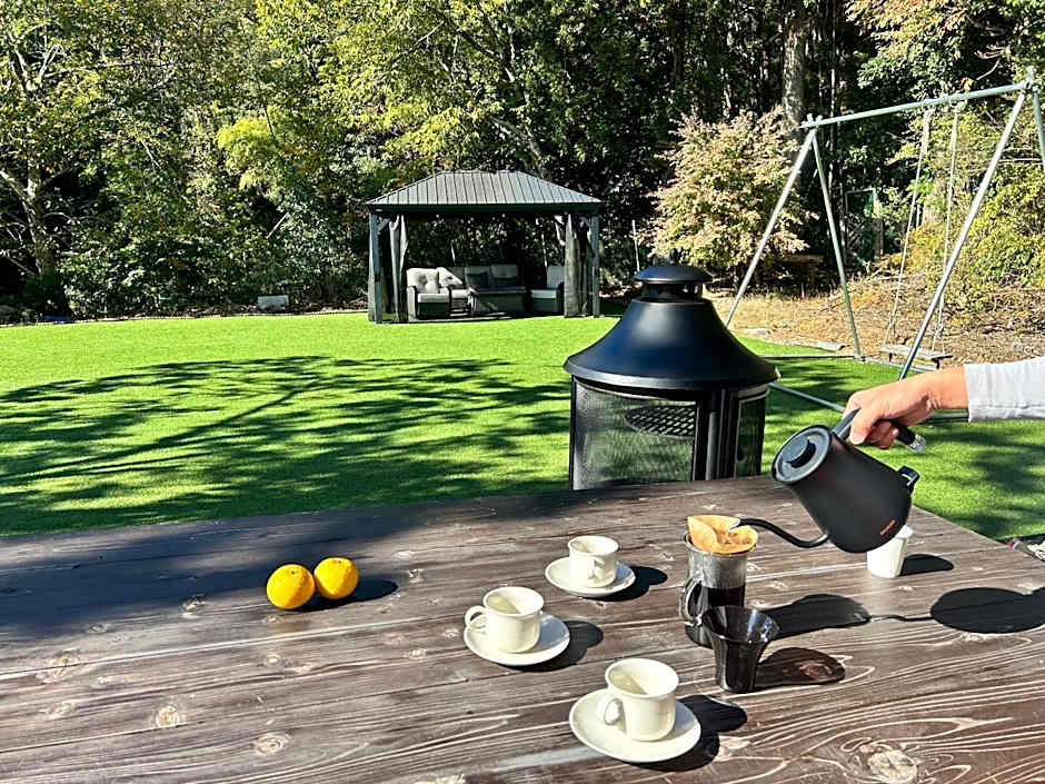 森の香りに包まれたプライベート空間でマイデバイスイマーシブ体験を堪能できる贅沢--BlueFlow KATSUURA