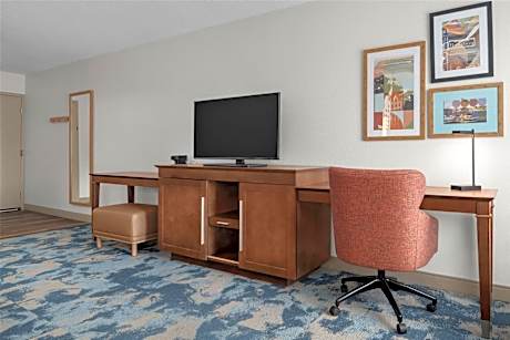 Queen Room with Mobility Access/Non-Smoking