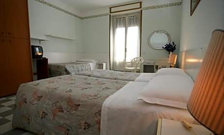 Basic Triple Room with Shared Bathroom