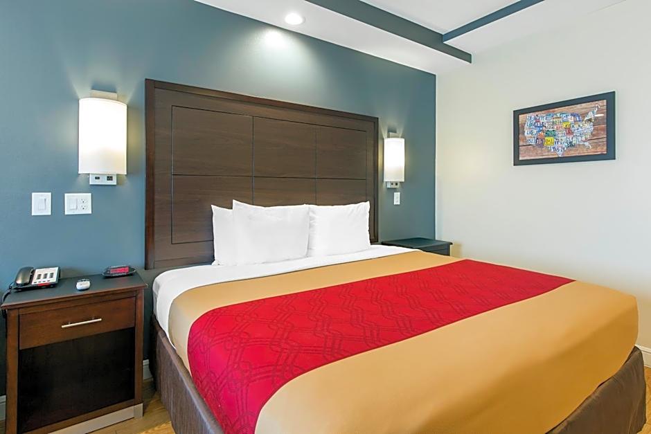 Econo Lodge Inn & Suites