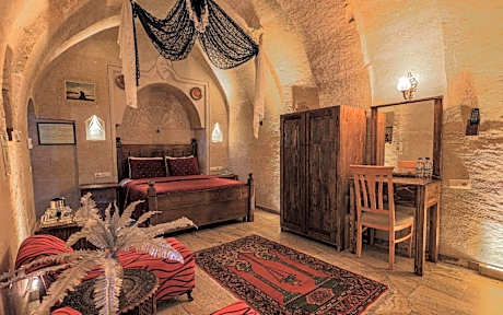 Deluxe Cave Room