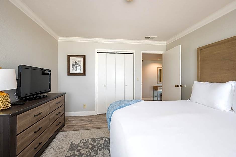 456 Embarcadero Inn & Suites