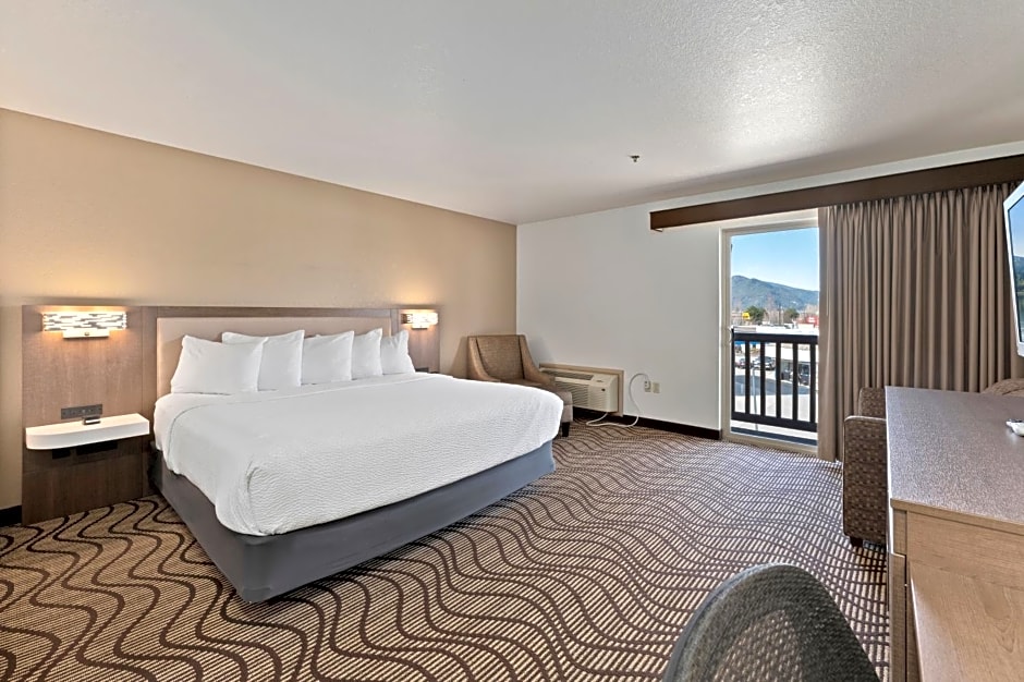 Cedar Street Hotel & Suites