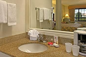 Ramada Inn and Suites Costa Mesa