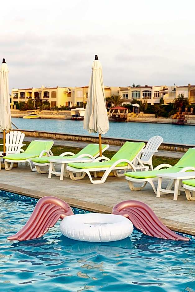 Golden Lake Marina Hotel