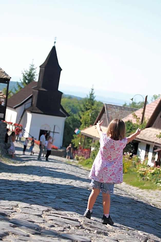 Hollóköves Vendégházak