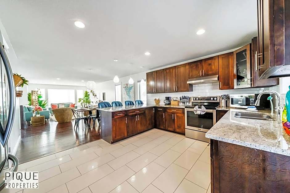 Tropical Oasis - King Beds - AC - Garage - Long Stays