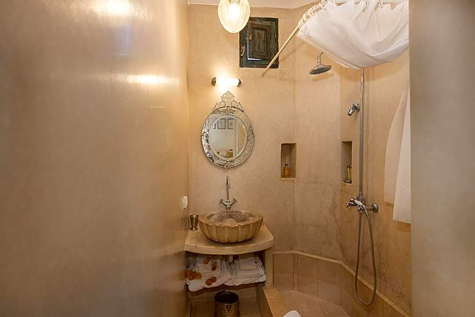 Riad Le J