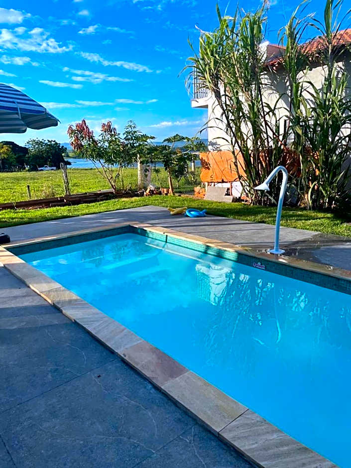 Casa com Piscina na Represa de Carlópolis