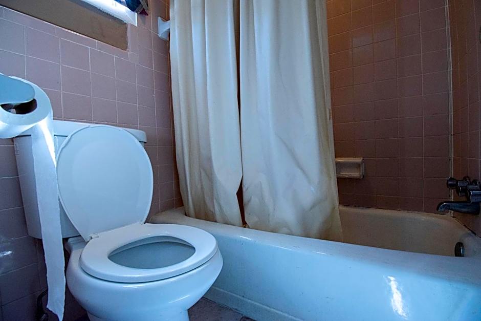 OYO Hotel Calhoun, GA I-75