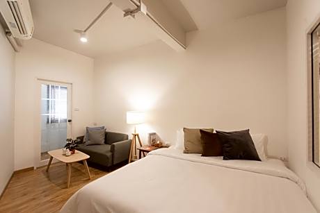 Superior King Room with Bathtub and Private Bathroom