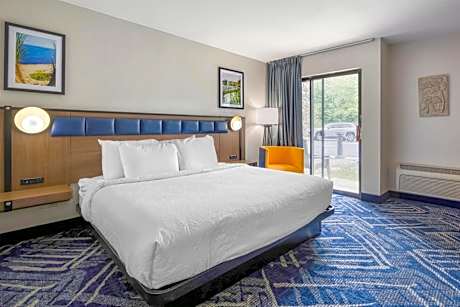 1 King Mobility Accessible Walk In Shower Microwave Fridge Wi-Fi Non-Smoking Full Breakfast