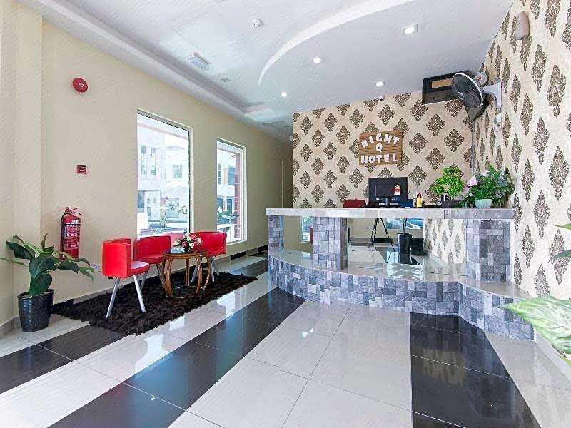 OYO 439 Night Queen Hotel