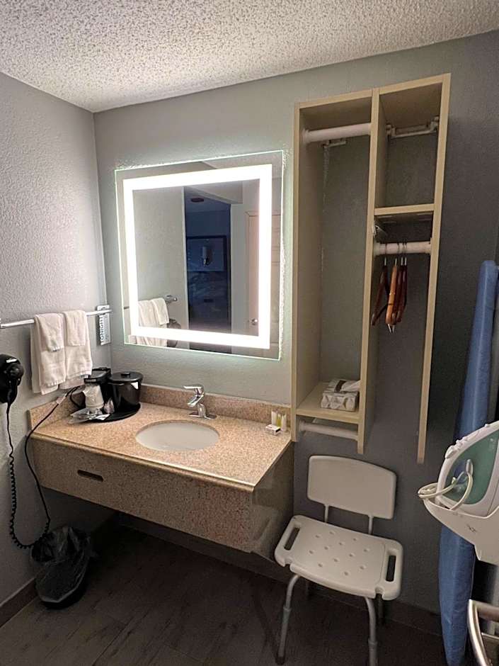 AmericInn by Wyndham Glendale/Milwaukee