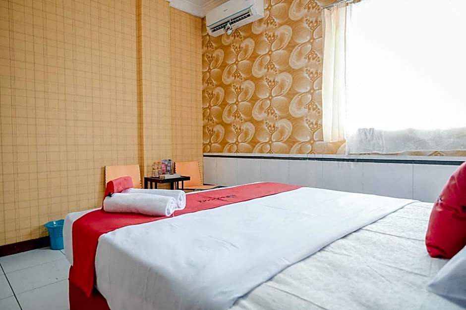 RedDoorz Plus near Istana Maimun Medan