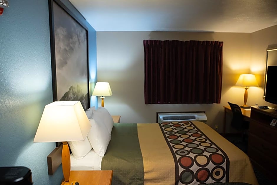 Super 8 by Wyndham Fairmont
