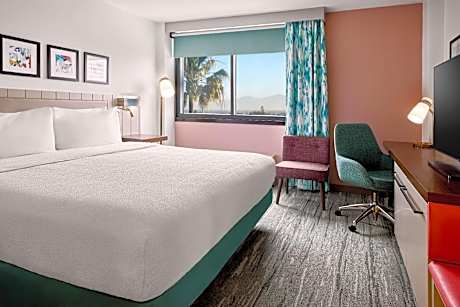 King Room with Roll-In Shower - Mobility Access