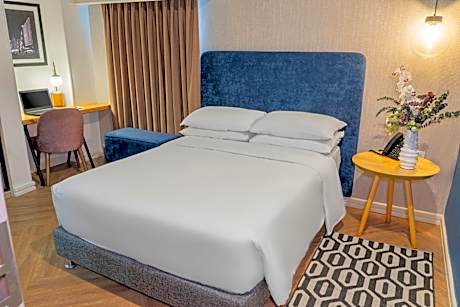 1 Queen Bed, Courtyard View