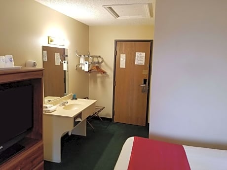 1 Queen Bed Non-Smoking
