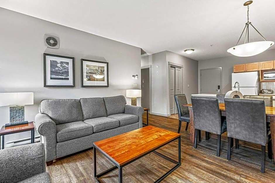 Rocky Mountain Getaway with Outdoor Heated Pool, 3 Hot Tubs, Gym, BBQ, Garage & 24 hour Reception near Banff