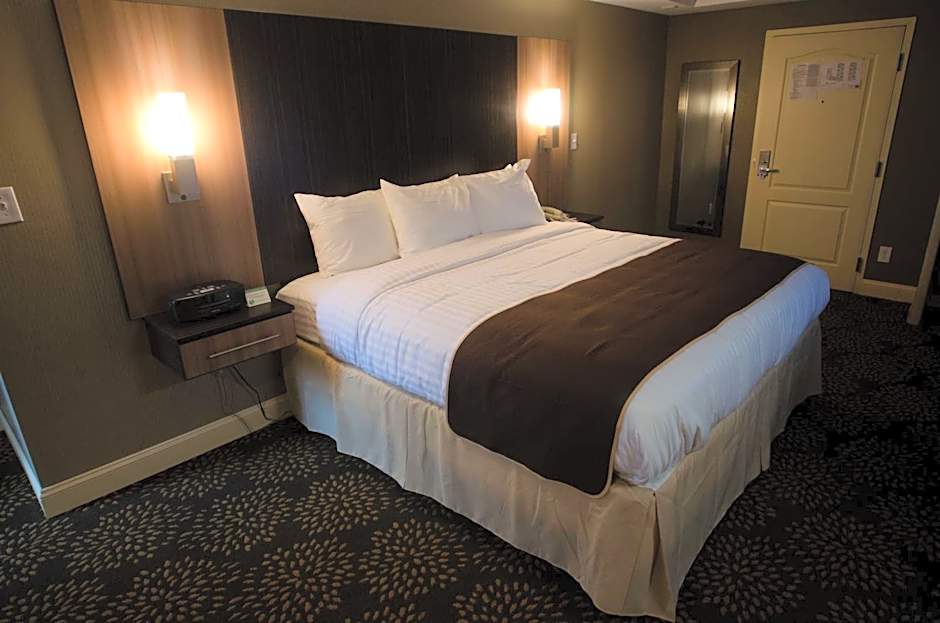 Aashram Hotel by Niagara River