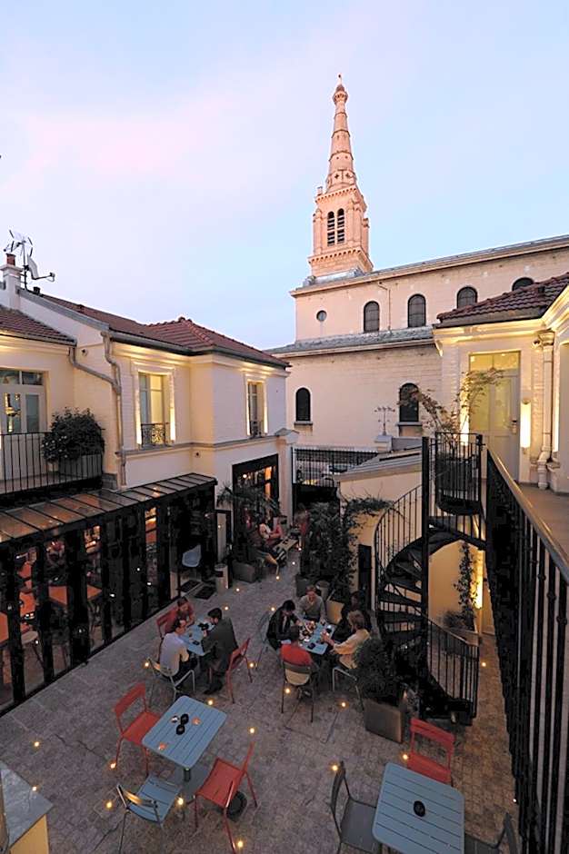 The 3 Ducks Eiffel Tower by Hiphophostels