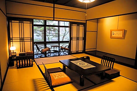 Japanese-Style Standard Room with Shared Bathroom - "Chikyu"