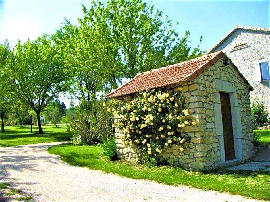 CHAMBRES D'HOTES 2 à 4p ou GITE DE GROUPE 15p, 7 ch, 6 sdb, parc et salle de réception